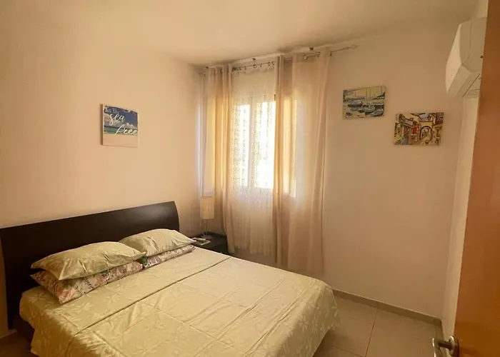 Vip On Makenzie Ларнака